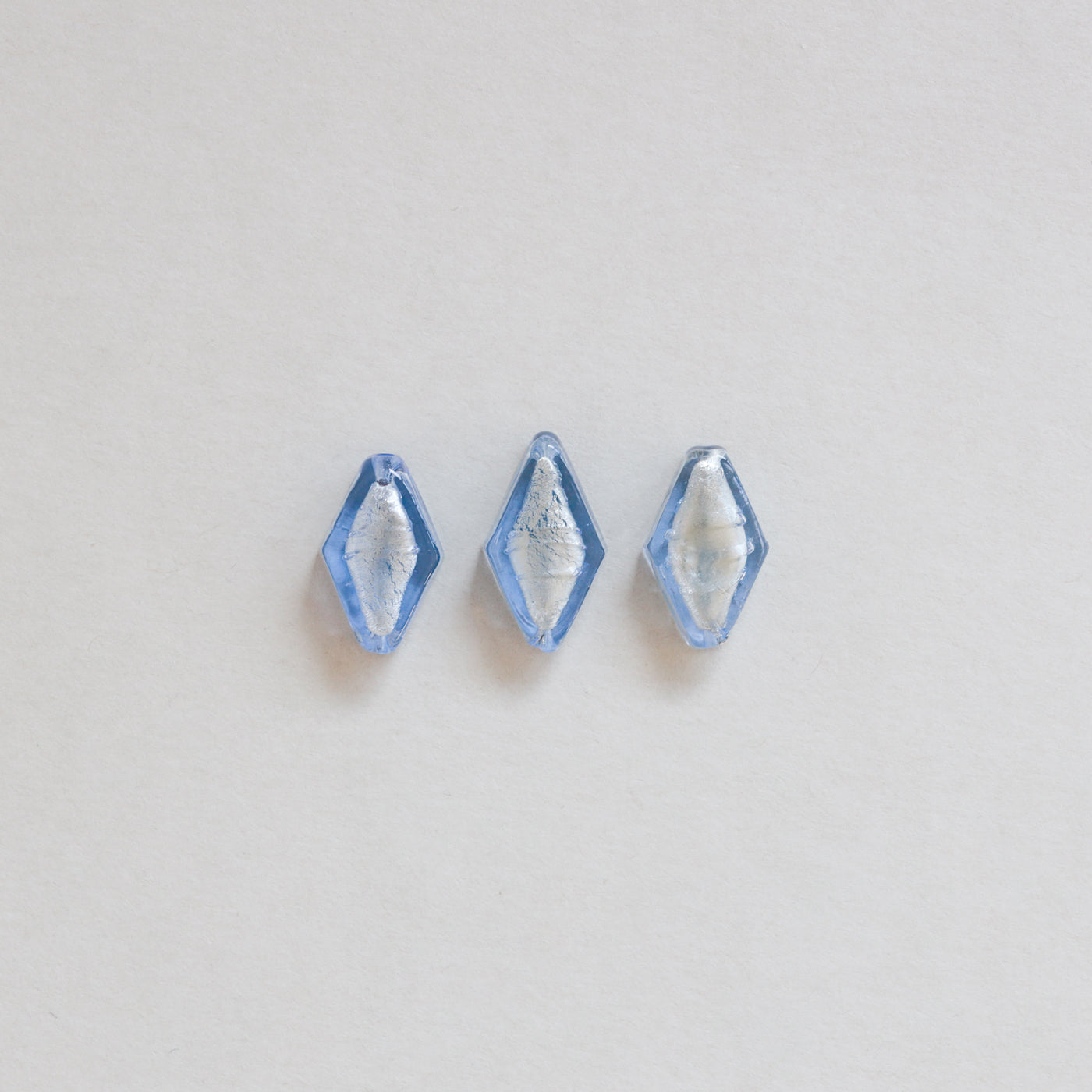 セミ・クリアな黄、白、赤ガラスの織りなす線紋のササン・モザイク・ビーズ　４-７C Kyocera White Opal Round Cabochon - RioGrande